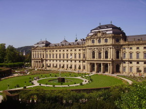 800px-Würzburg_Residenz_Rückansicht_07