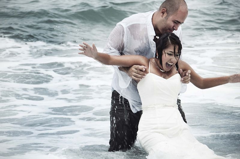 Trash_the_dress_-_Wetlook_in_wedding_clothes_-_Heterosexual_couple_in_sea